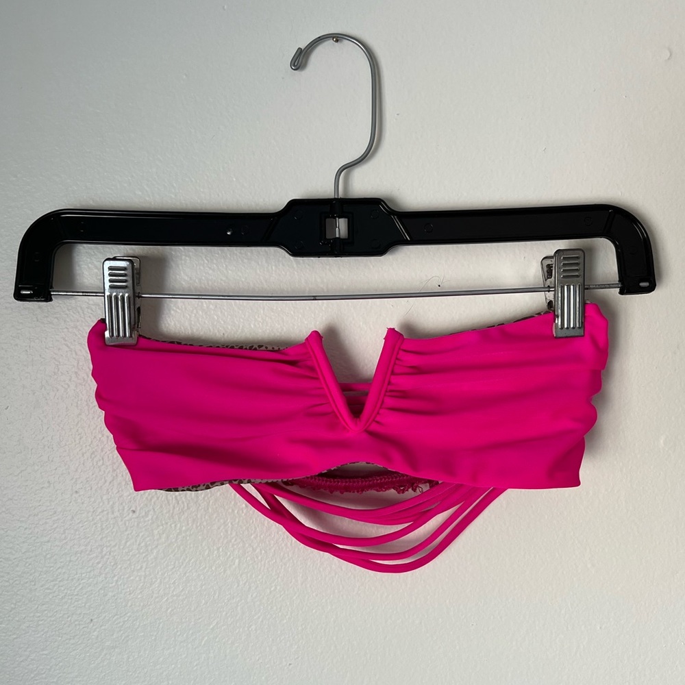 Acacia pink bandeau top with V detail and strapless back design | size S